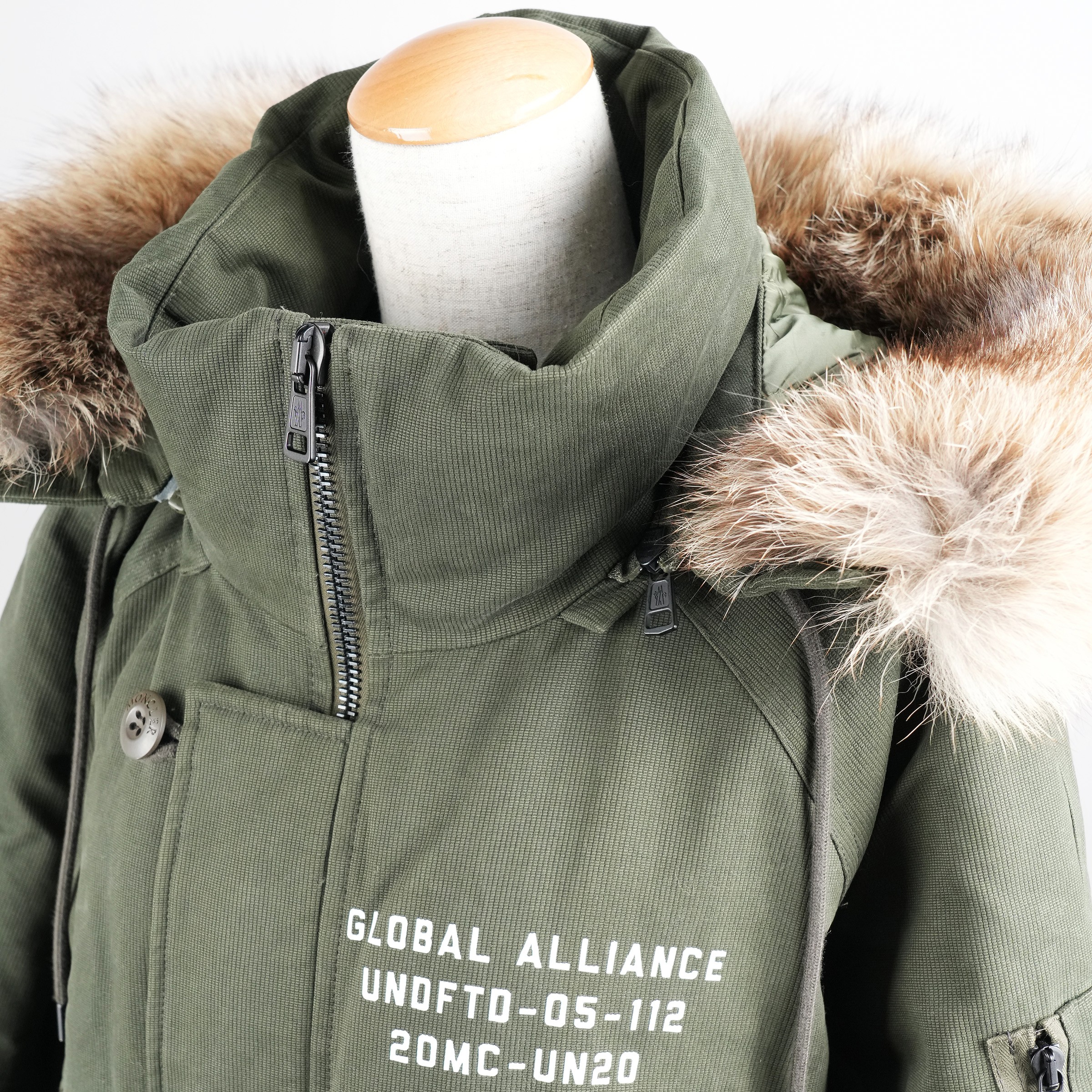 モンクレール（MONCLER）FENDORF UNDEFEATEDコラボ ロングダウンジャケット グリーン メンズ サイズ2｜ファートリムフードと前面コラボロゴ